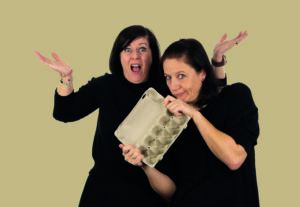 Sonja Steger und Eva Brislinger mit leerem Eierkarton